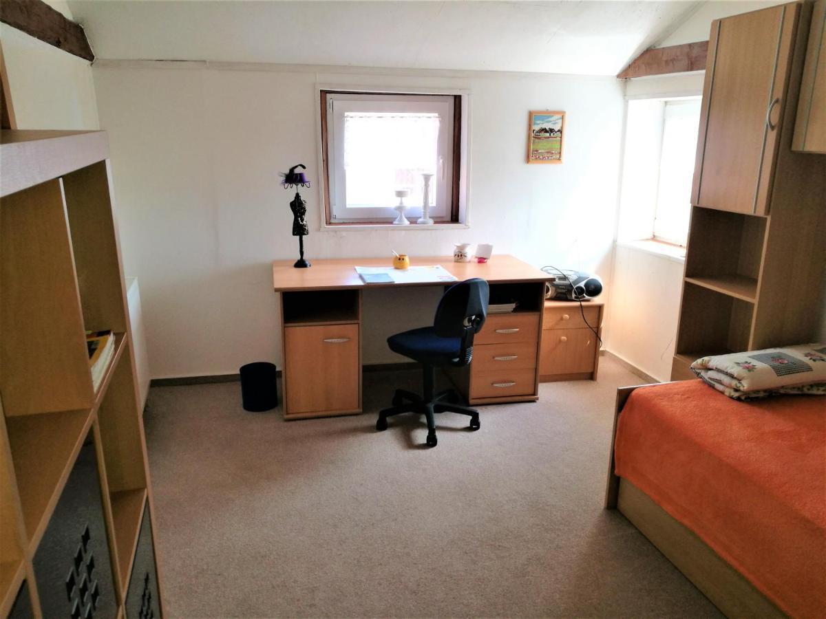 Familienfreundliches Ferienhaus Mit 3 Schlafzimmern Oldisleben ภายนอก รูปภาพ